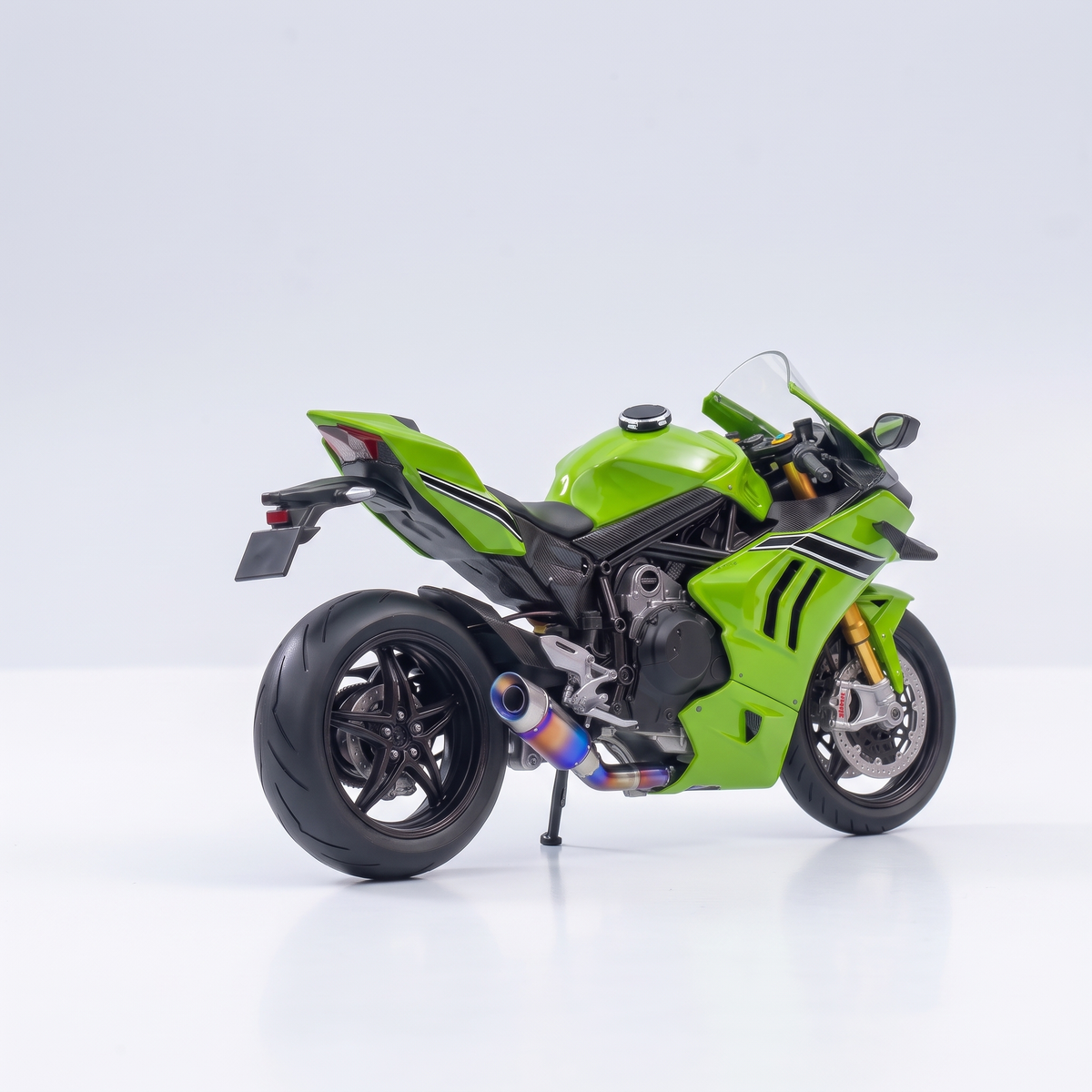Aromotors green sport bike diffuser with fuel-cap water filler on the tank