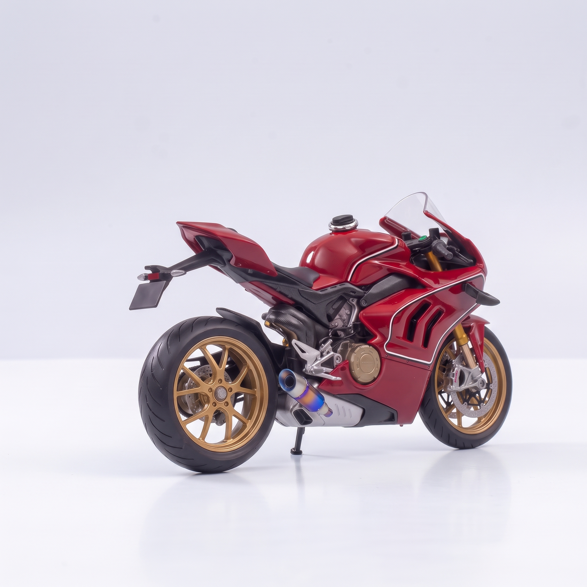 Aromotors red superbike diffuser with fuel-cap water filler on the tank
